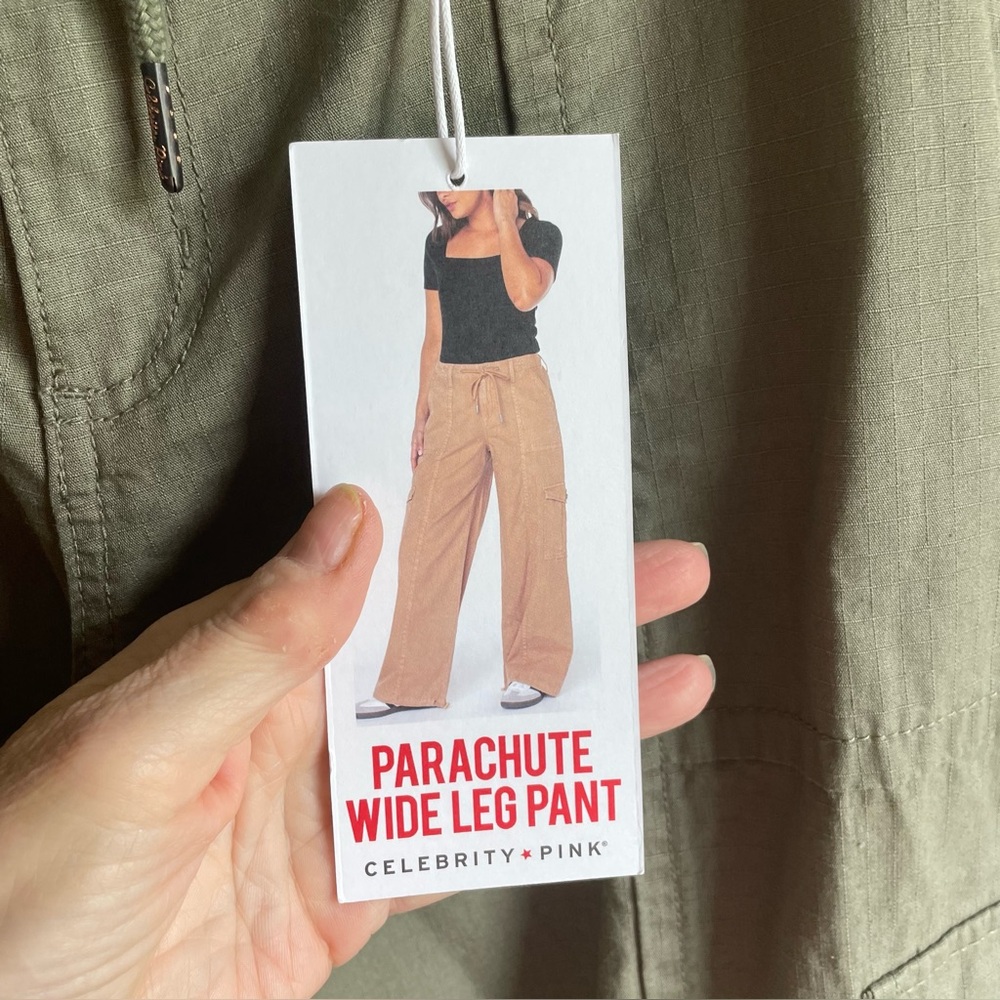 Celebrity Pink Pants
Womens Size L  Parachute Wide Leg Cargo Ripstop
Green NWOT - Picture 4 of 16